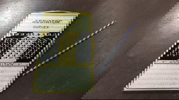 Addiator Duplex με αυθεντικό στυλό – Σπάνιος μηχανικός αριθμολογιστής τσέπης (1950s)