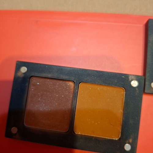 Jennifer Lopez eyeshadow palette used with brush