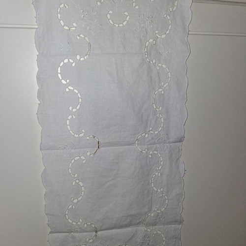 Embroidery set like new, 6 white pieces varying sizes