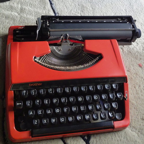 Brother Deluxe 220 Typewriter like new with Greek keyboard