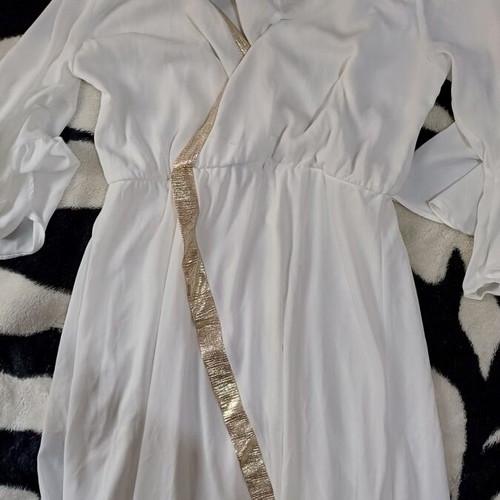 White dress size M like new with unique design and slit
