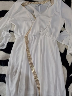 White dress size M like new with unique design and slit