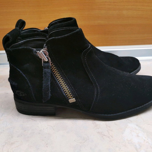 UGG Aureo II women's boots size 39 like new, waterproof suede