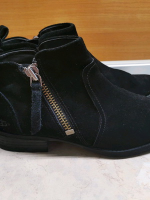 UGG Aureo II women's boots size 39 like new, waterproof suede
