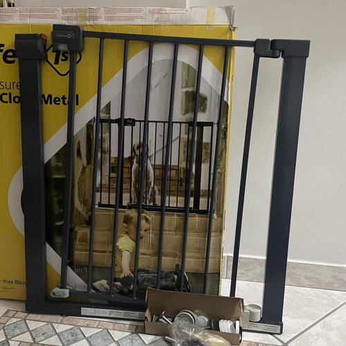 Safety First Security Gate new from store clearance