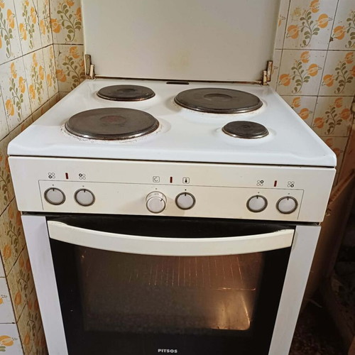 Pitsos kitchen and Davoline extractor hood like new