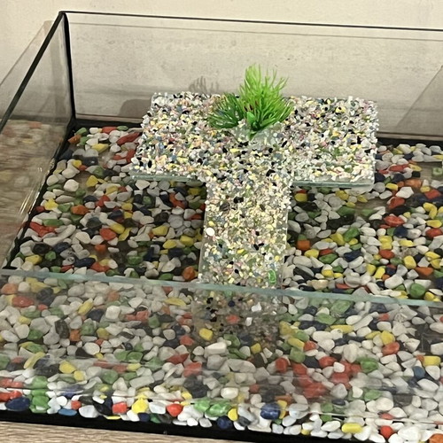 Turtle Bowl like new with Bar, Colored Pebbles, Food and Water Drops