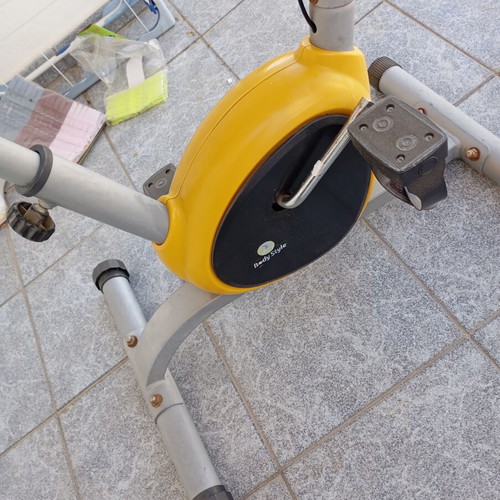 Exercise bike like new, needs resistance repair
