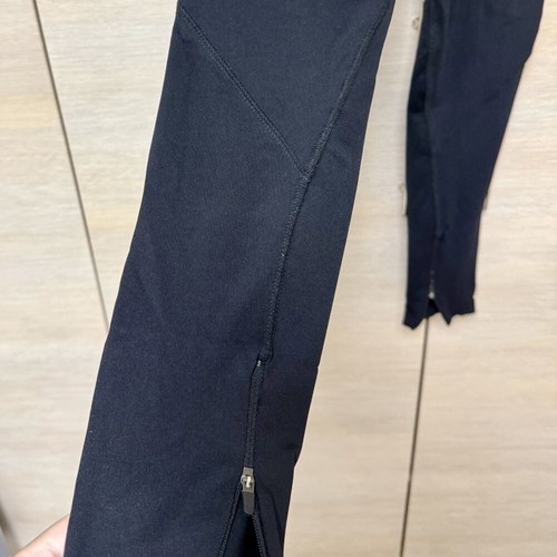 Oysho sports gym leggings size M, like new, black with zipper and hidden pocket