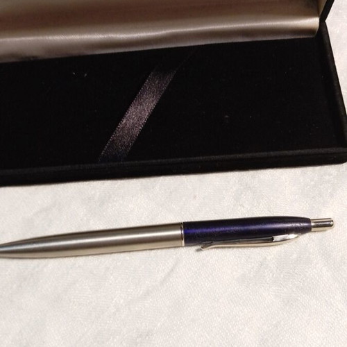 Vintage Status pen with silver and blue case like new