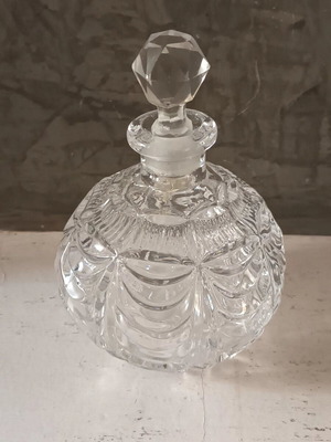Crystal perfume bottle like new with crystal stopper