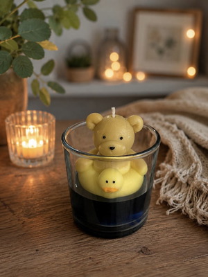 Handmade candle with candy floss scent from soy and gel wax