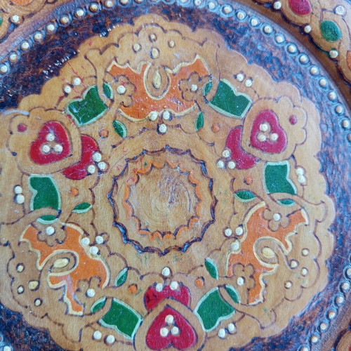 Wooden carved decorative plates, diameter 18cm, set of 2
