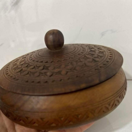 Retro wooden box like new with lid and carving