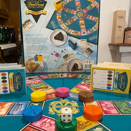 Trivial Pursuit Family Edition 1998 like new, collectible Greek edition