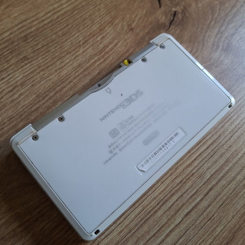 Nintendo 3DS Pearl White like new with original stylus and USB cable