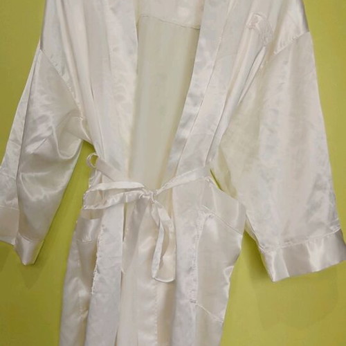 Miss Evelyn set robe and nightgown like new, sugar color