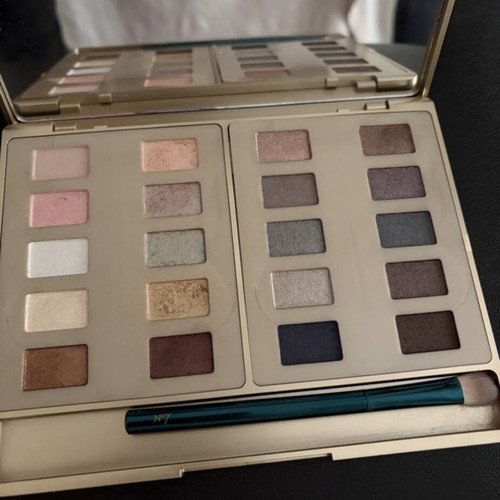 Boots eyeshadow palette with mirror, 20 shades