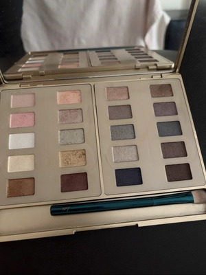 Boots eyeshadow palette with mirror, 20 shades