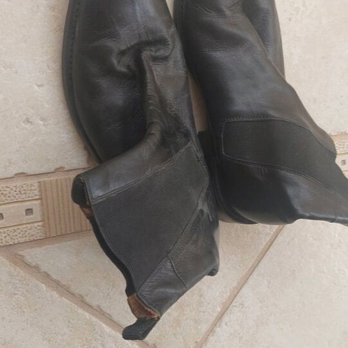 Men's boots used black size 40 leather with elastic sides