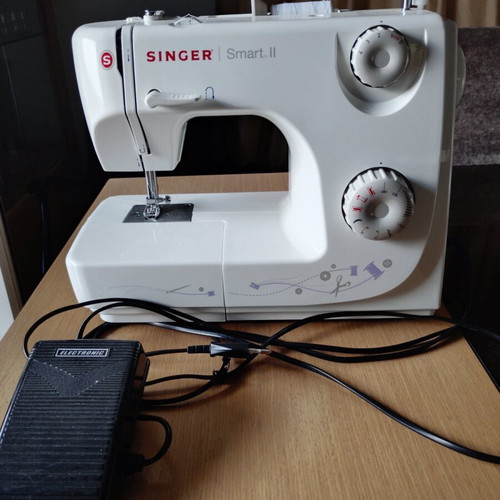 Singer sewing machine like new