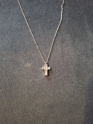Silver cross necklace like new with delicate chain