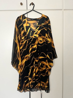Lynne dress like new, black and gold, size M