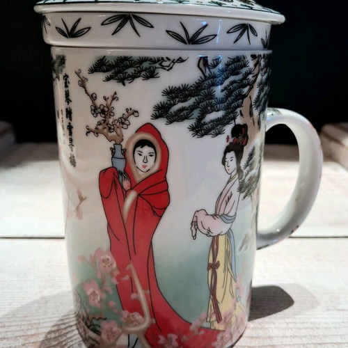 Vintage Chinese porcelain set new with collectible cups and filter