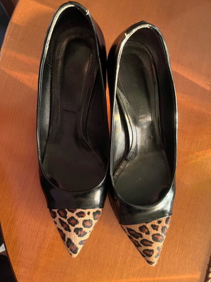 Leather patent pumps size 40 with leopard print, like new