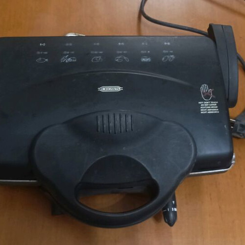 Crown grill toaster used with removable plates