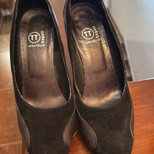 Leather black pumps size 40 like new
