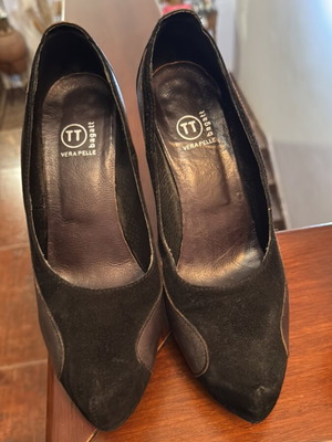 Leather black pumps size 40 like new