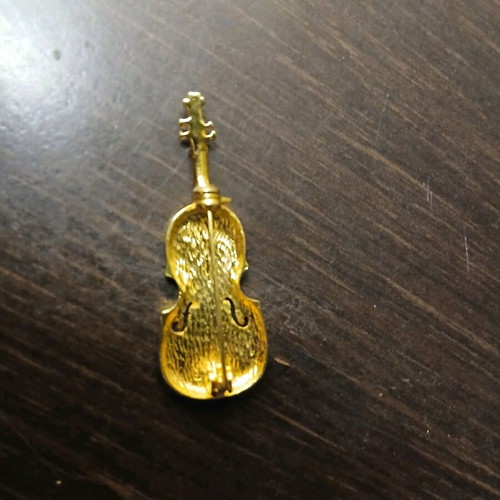 Violin brooch like new in gold color
