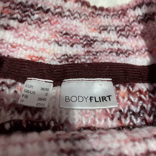 Cropped knit sweater used, pink and red tones