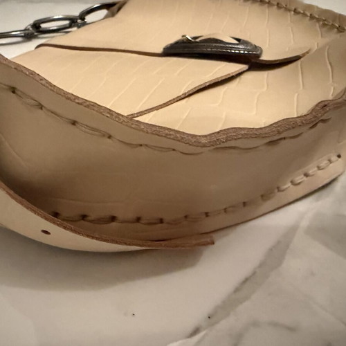 Individual leather bag like new, beige, hand-held