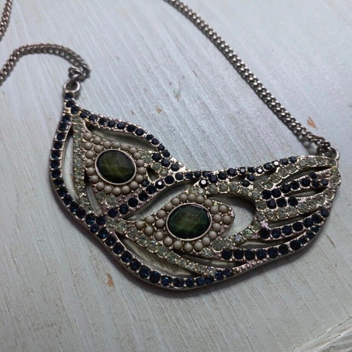 Accesorize necklace like new with blue and green stones
