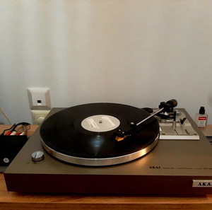 AKAI AP-B10C BELT-DRIVE TURNTABLE