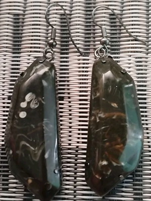 Earrings stones with water pattern used, marble style