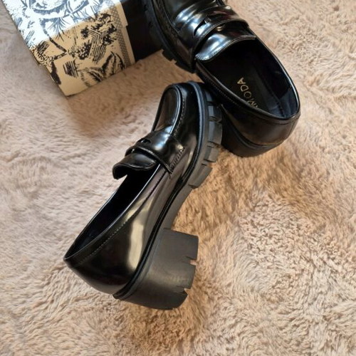Loafers patent leather like new, size 37, black