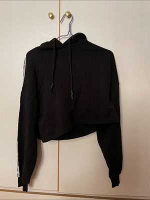 Pull & Bear crop top sweatshirt like new, black and white