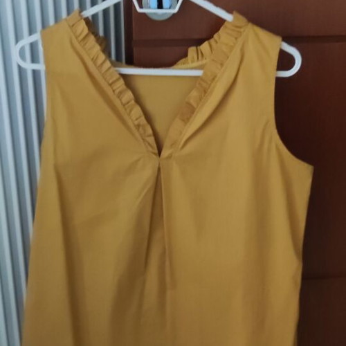 Sleeveless women's top like new, mustard color, size M