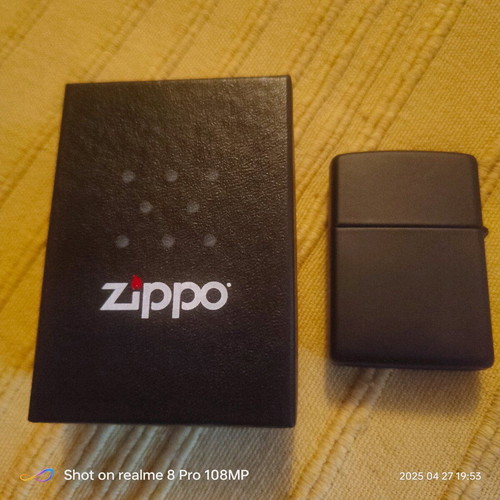 Zippo 218ZL oil lighter black matte classic logo lightly used