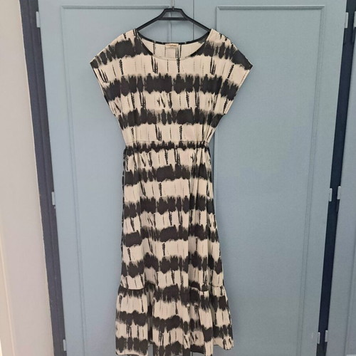 Urban dress with abstract black and white print like new