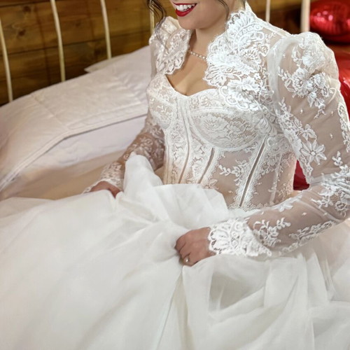 Romantic wedding dress new, lace and tulle, size 44 adaptable