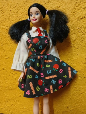 Barbie vintage με μαύρα μαλλιά μεταχειρισμένη, φόρεμα Barbie Teacher