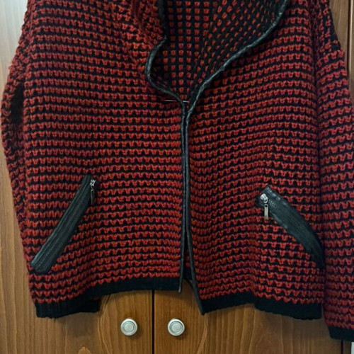 Knitted cardigan like new, long sleeves with pockets, black and red