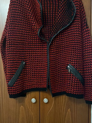 Knitted cardigan like new, long sleeves with pockets, black and red