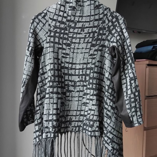 Asymmetric knitted cardigan with fringes, black and grey