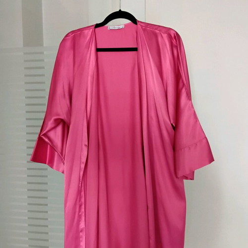 Satin robe like new fuchsia color size M