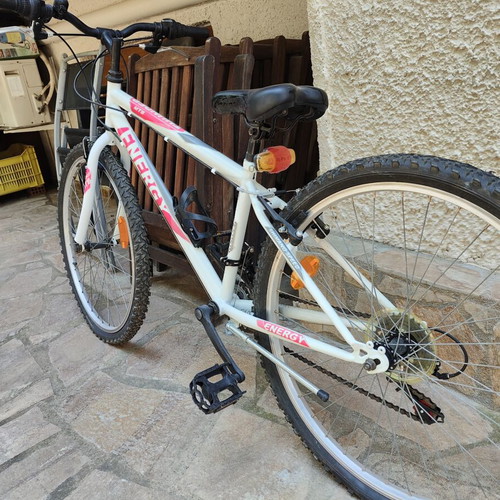 Energy mountain bike for girls, like new, Shimano gears, V-brake